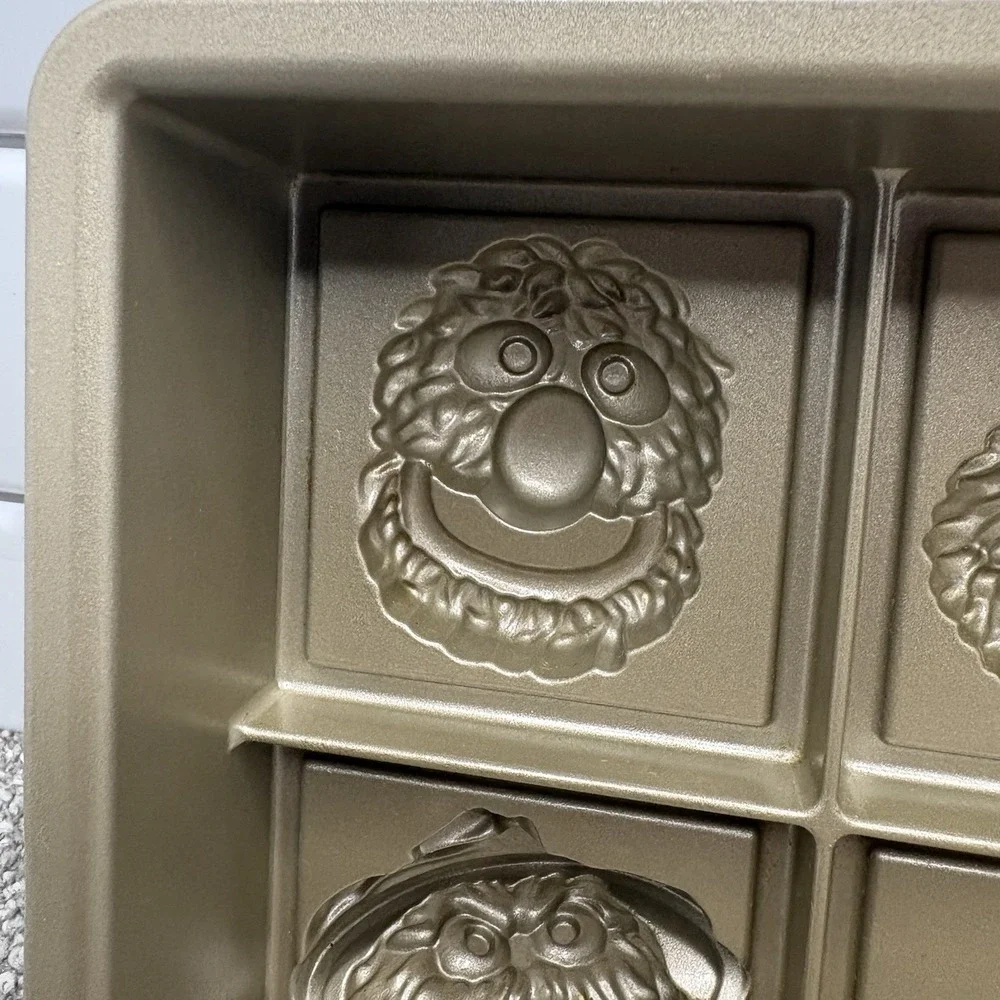 Nordic Ware Sesame Street Cake Pan Williams-Sonoma 9 CUPS Elmo Cookie Monster